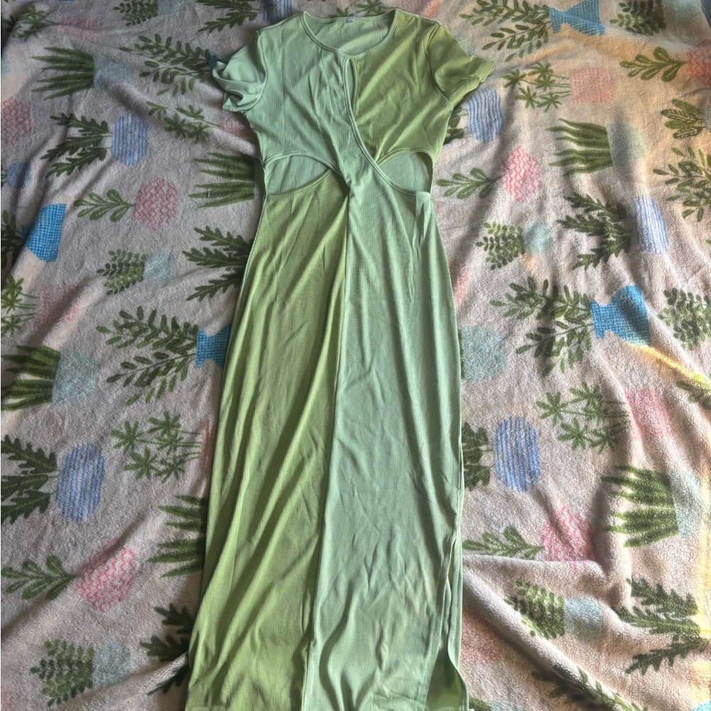 Elegant Green Cut-Out Maxi Dress